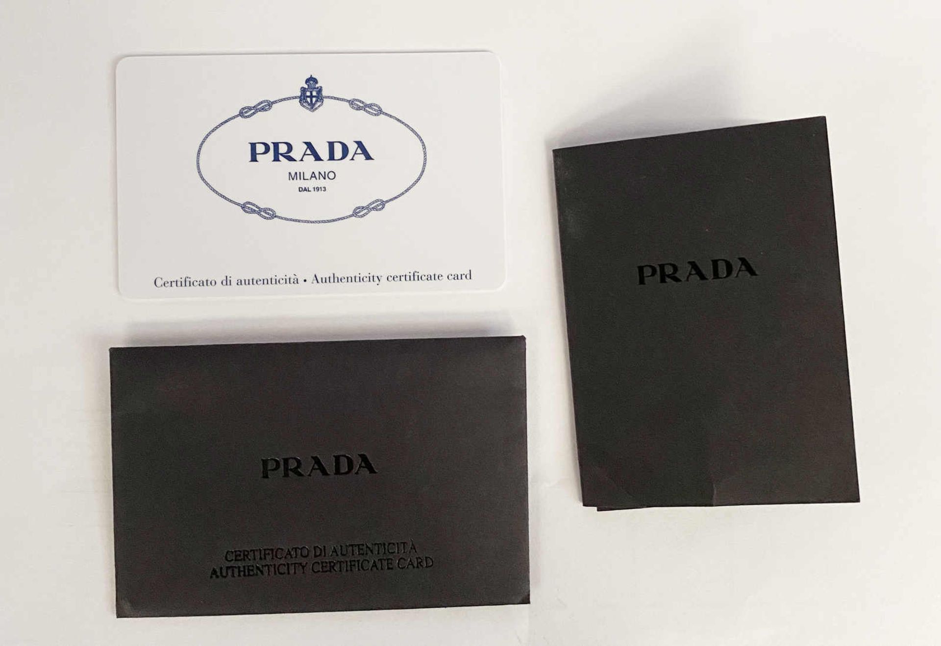 PRADA Handtasche Klassische Handtasche mit 2 Hauptfächern in dunkelblauem Leder. Breite 31 cm, - Bild 2 aus 3