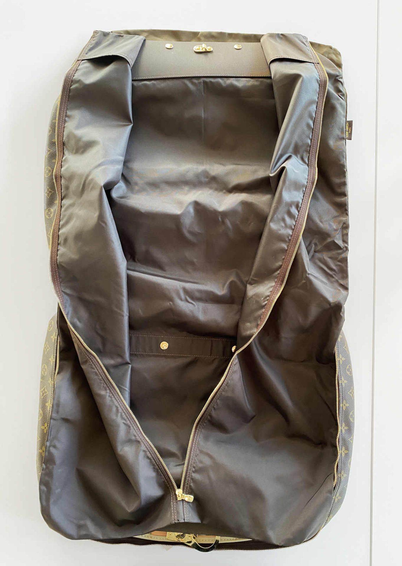 LOUIS VUITTON REISETASCHE ALIZÉ Praktisches Reisegepäck inkl. 2 Kleiderhüllen mit Louis Vuitton - Image 2 of 4