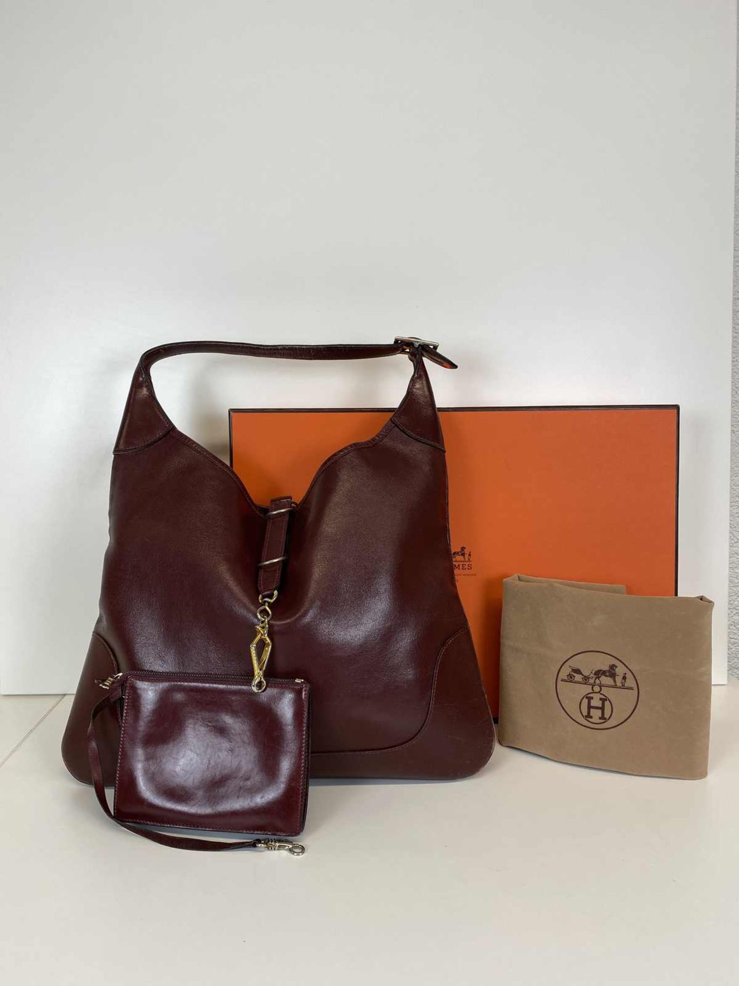 HERMÈS Handtasche Trim Handbag in burgunderrotem Leder aus dem Jahr 1971. Die 1958 entworfene und - Bild 3 aus 5