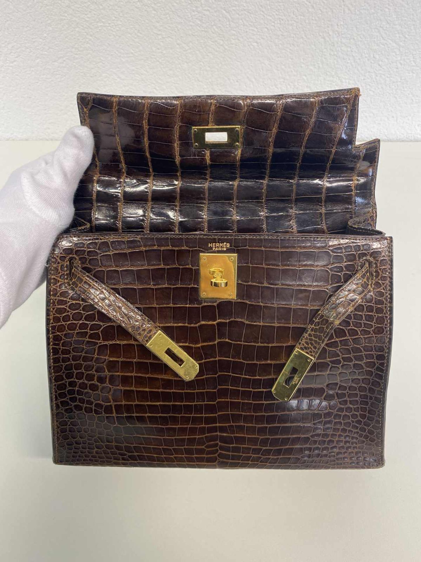 Hermès Handtasche Kelly Sellier 28 Schönes Vintage-Modell aus braunem, glänzendem Krokoleder. - Bild 5 aus 6