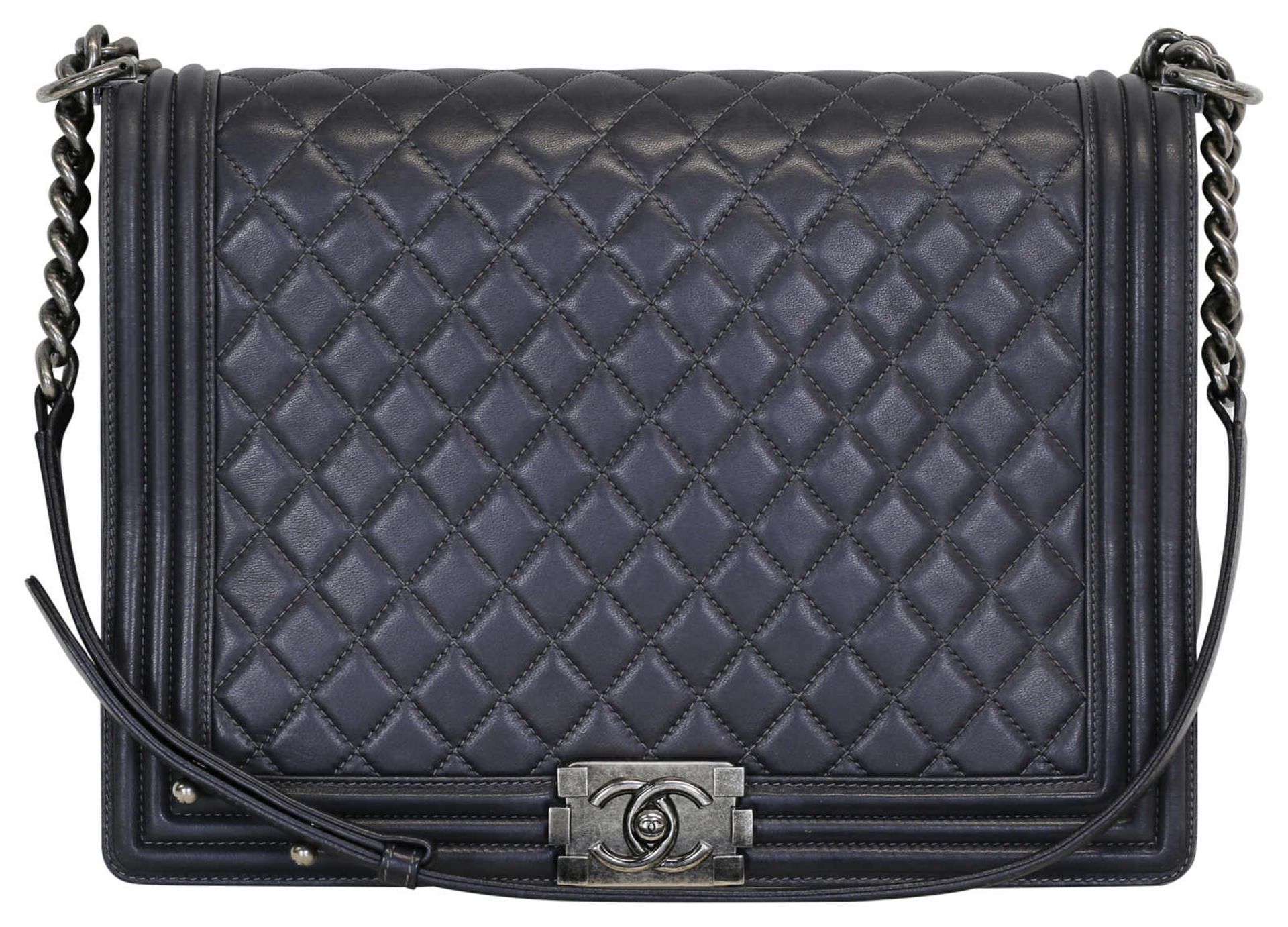 (*) CHANEL Handtasche Chanel Boy Bag, Schultertasche aus gestepptem Kalbsleder, dunkelgrau in