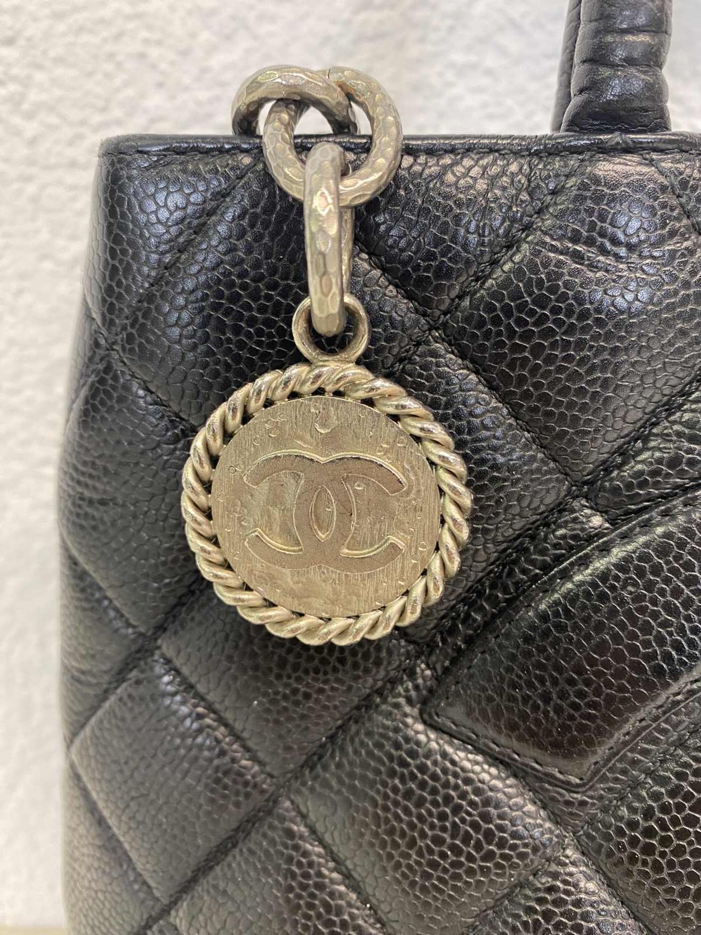 (*) CHANEL Handtasche Wunderschöne Henkeltasche aus dem Hause Chanel. Medaillon tote bag, Kaviar - Bild 6 aus 8