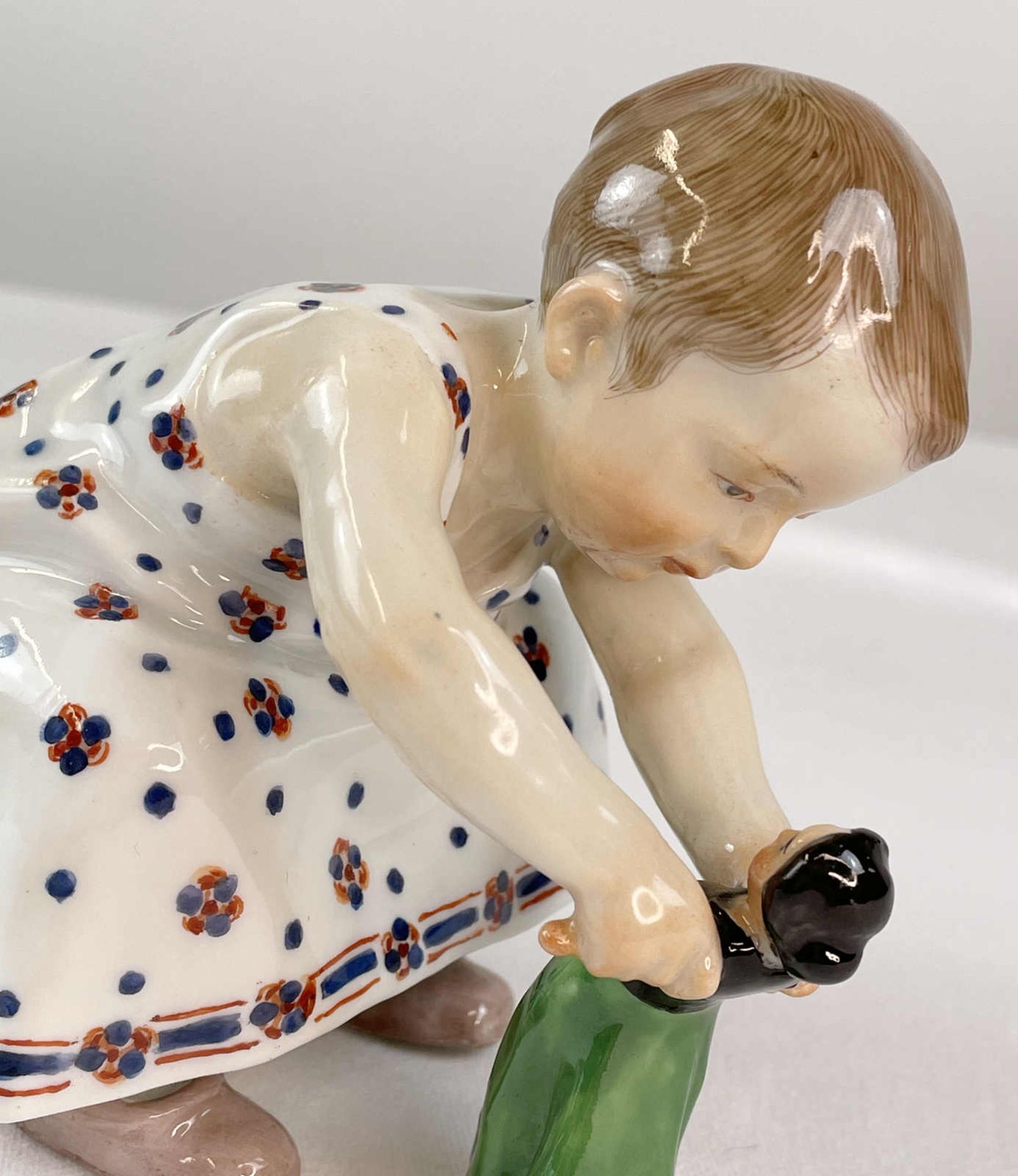 Figur Meissen, blaue Knaufschwertmarke 1860-1924, 1. Wahl, um 1904, von Konrad Hentschel. Kind mit - Bild 7 aus 9