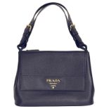 PRADA Handtasche Klassische Handtasche mit 2 Hauptfächern in dunkelblauem Leder. Breite 31 cm,