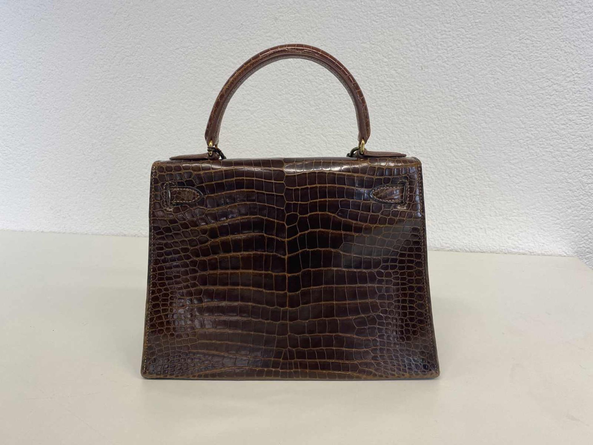 Hermès Handtasche Kelly Sellier 28 Schönes Vintage-Modell aus braunem, glänzendem Krokoleder. - Bild 3 aus 6