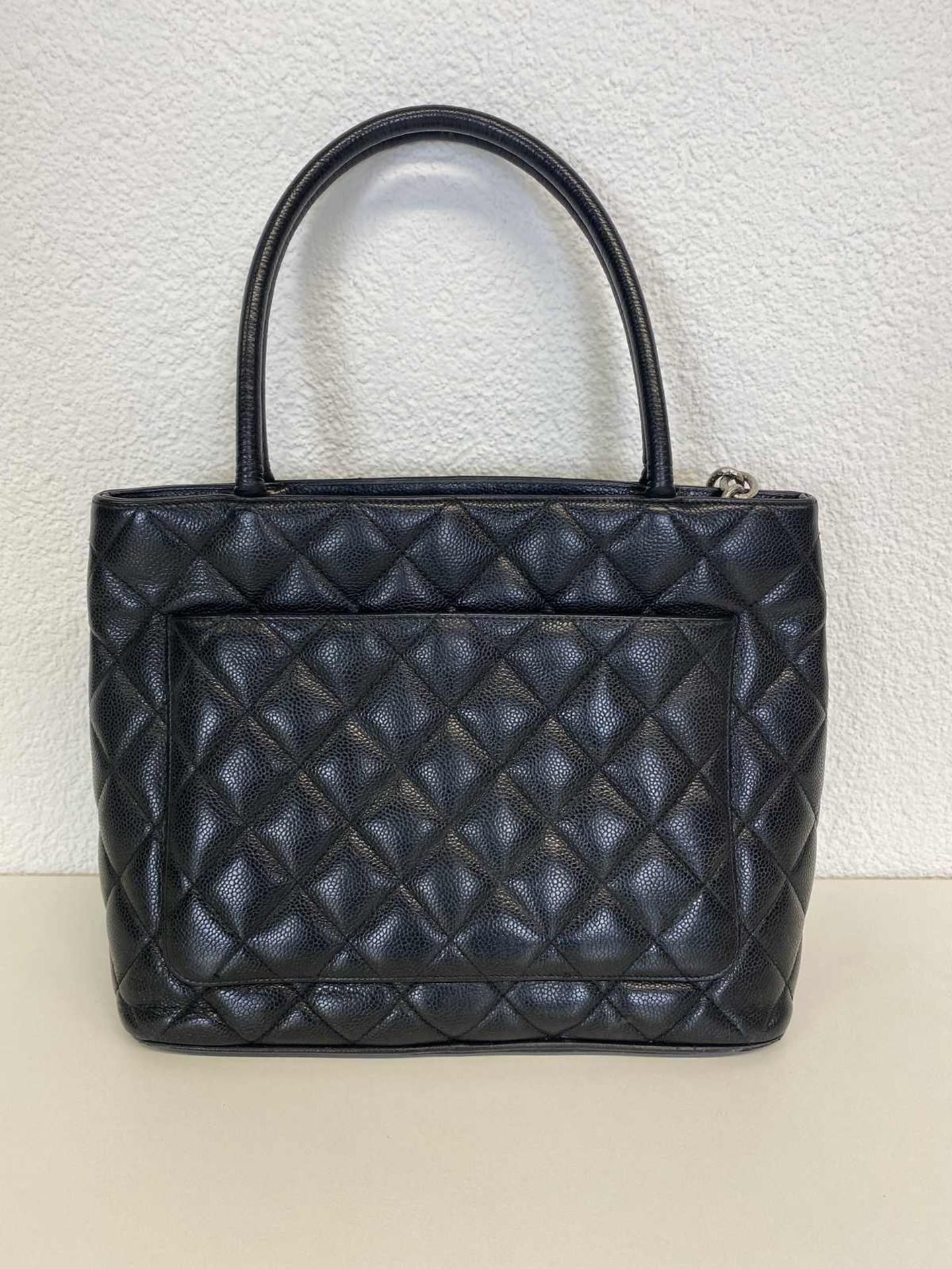 (*) CHANEL Handtasche Wunderschöne Henkeltasche aus dem Hause Chanel. Medaillon tote bag, Kaviar - Bild 3 aus 8