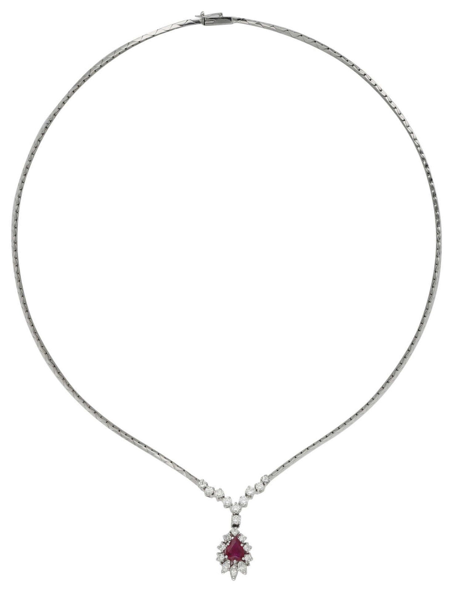 Rubin-Diamant-Collier Elegantes Collier, signiert Bucherer in Weissgold 18K. An feiner Kobrakette 20