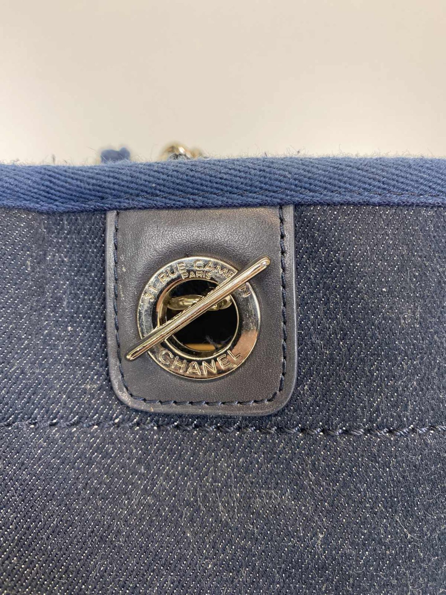 CHANEL Shopper Modell Deauville petit in Denim (Jeans) blau mit silberfarbener Hardware. Typische - Image 3 of 4