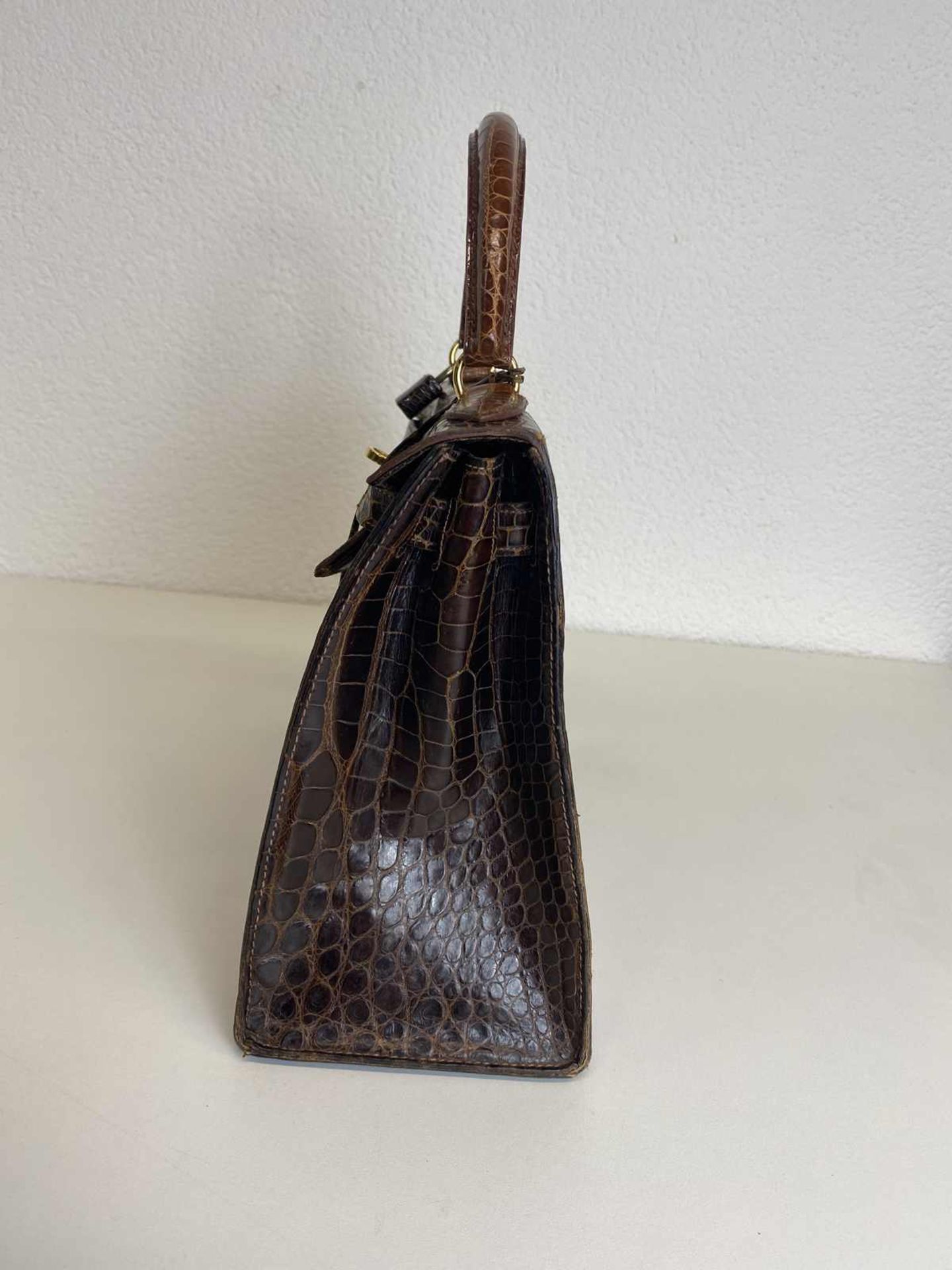 Hermès Handtasche Kelly Sellier 28 Schönes Vintage-Modell aus braunem, glänzendem Krokoleder. - Bild 2 aus 6