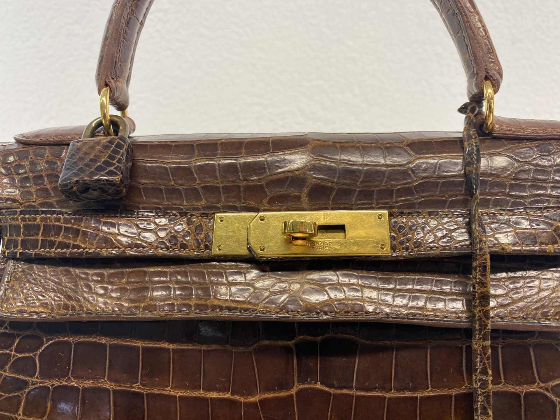 Hermès Handtasche Kelly Sellier 28 Schönes Vintage-Modell aus braunem, glänzendem Krokoleder. - Bild 6 aus 6