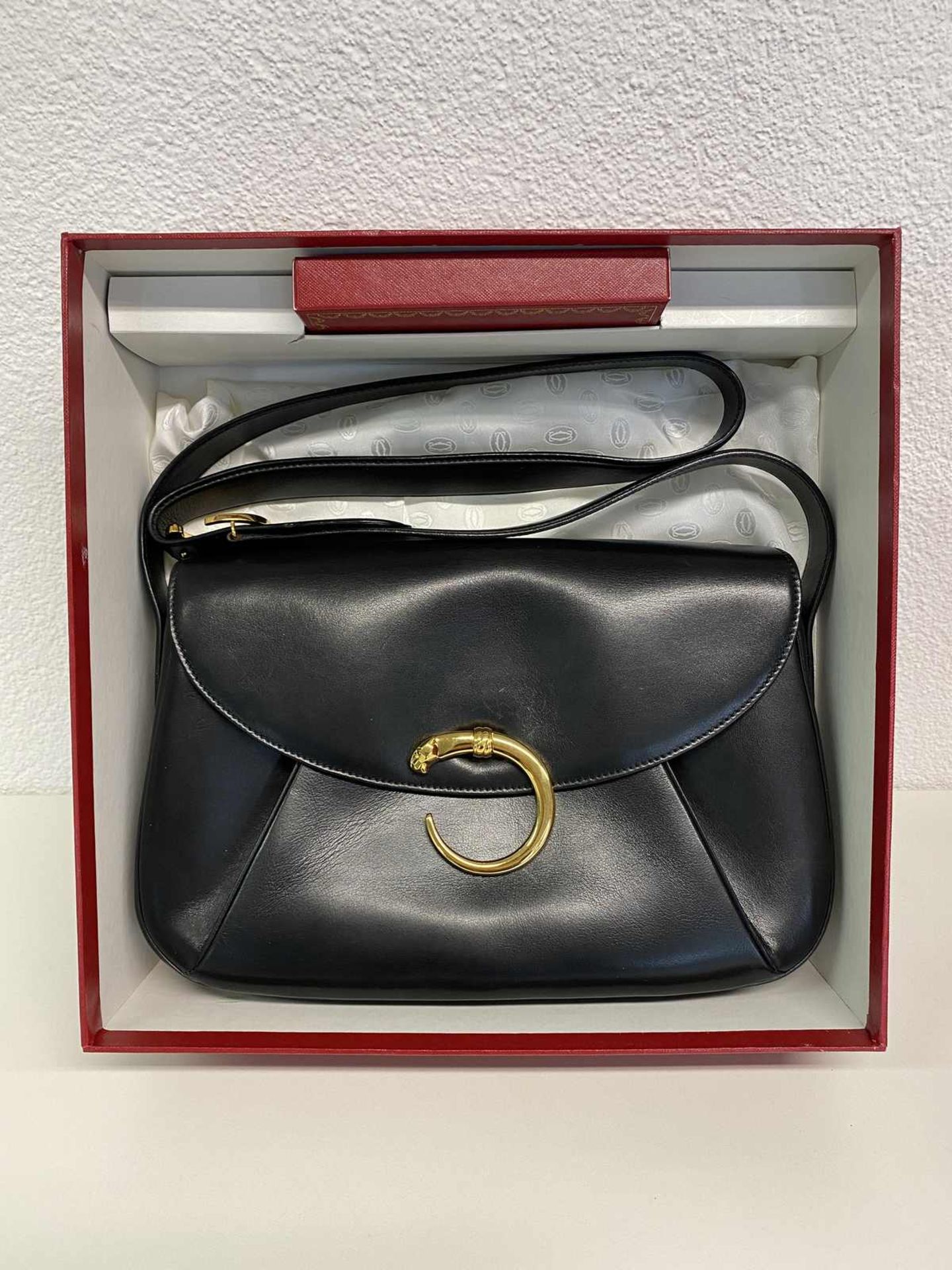 CARTIER Handtasche Modell Panthère, schöne Schultertasche in feinstem, schwarzem Leder mit blauem - Bild 8 aus 11