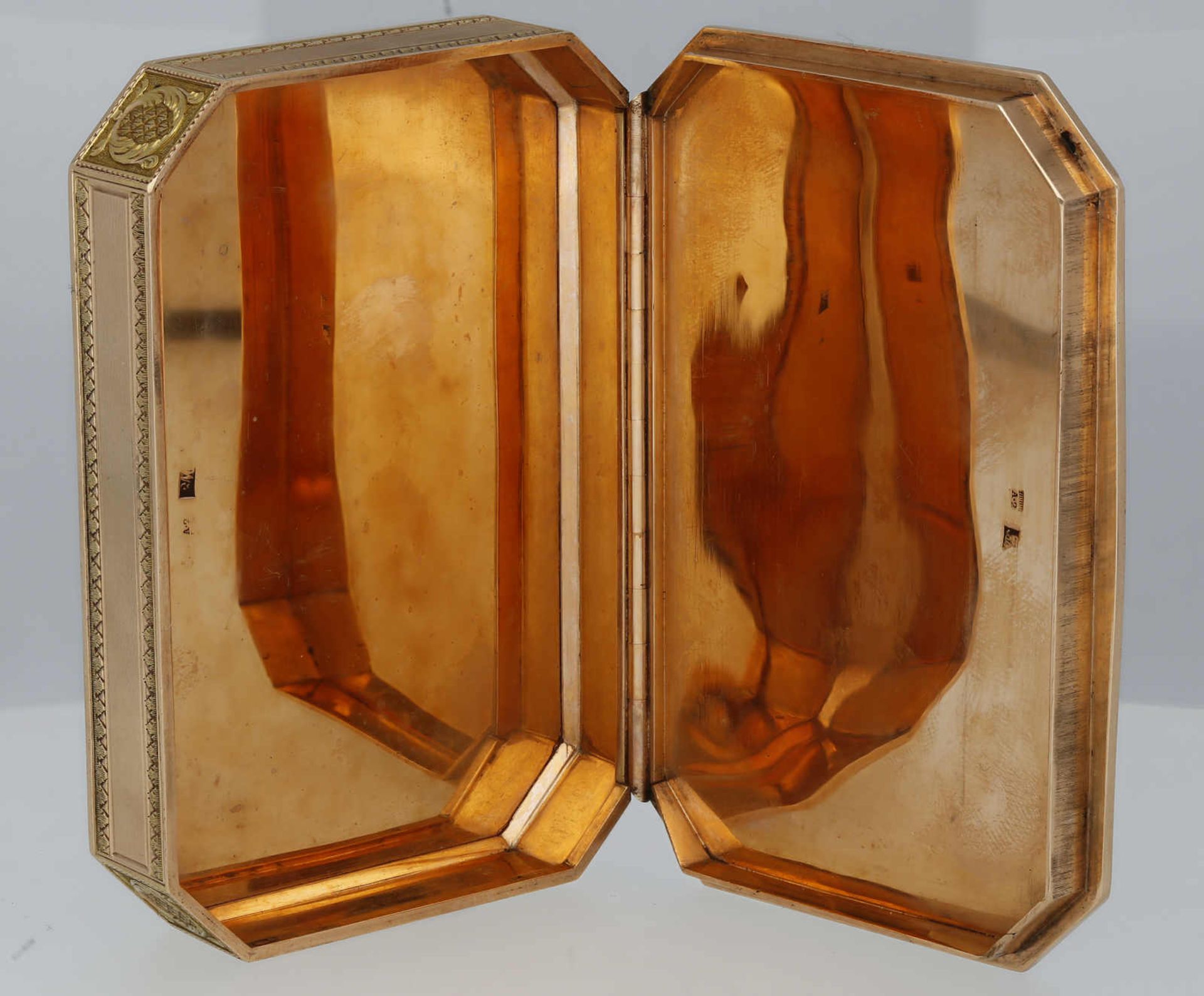 Zigaretten-Box Sehr schöne Zigarettenbox in Gelbgold/Roségold 14K mit doppeltem Löwenemblem auf - Bild 3 aus 5