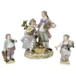 (*) Gruppe aus 3 Figuren, Meissen, 1. Wahl, um 1815. - Gärtnergruppe, Liebespaar Loving, Entwurf von