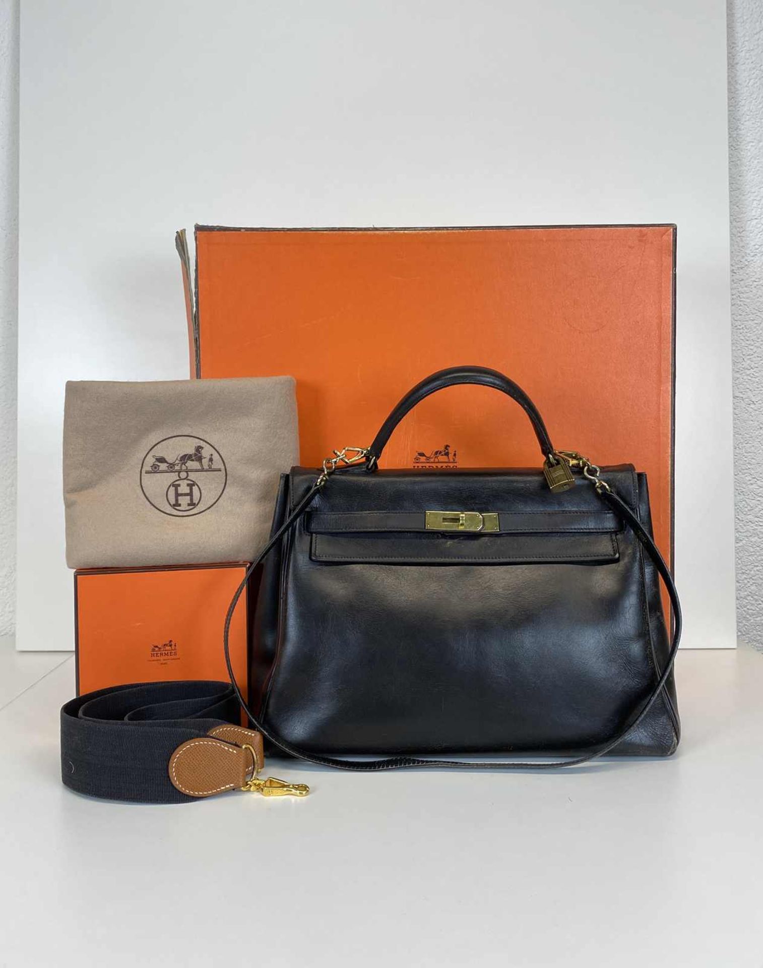 HERMÈS Handtasche Kelly 32, Bandouliere in dunkelbraunem Leder, ein Liebhaberstück. Sehr schönes - Bild 2 aus 5