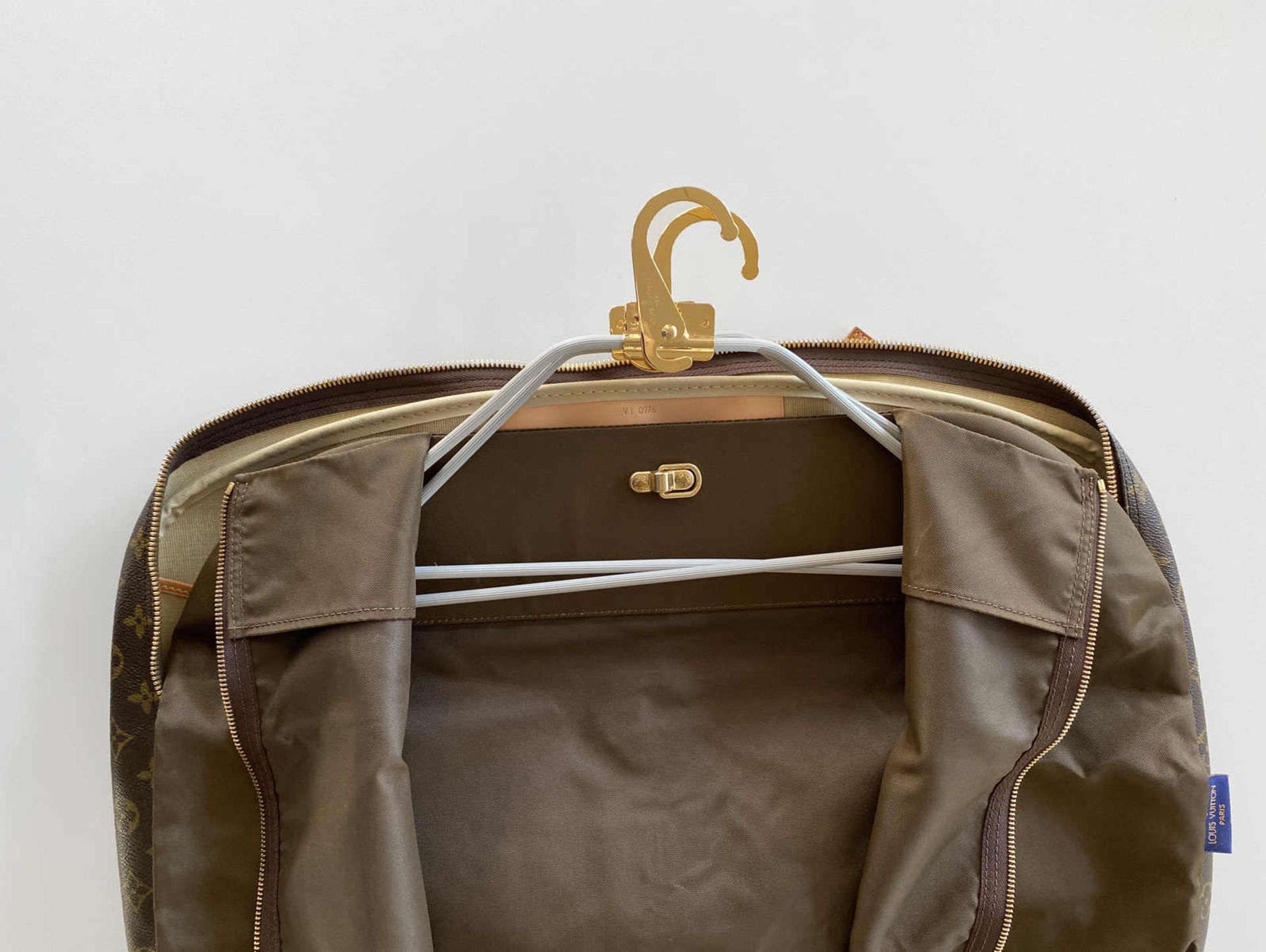 LOUIS VUITTON REISETASCHE ALIZÉ Praktisches Reisegepäck inkl. 2 Kleiderhüllen mit Louis Vuitton - Image 4 of 4