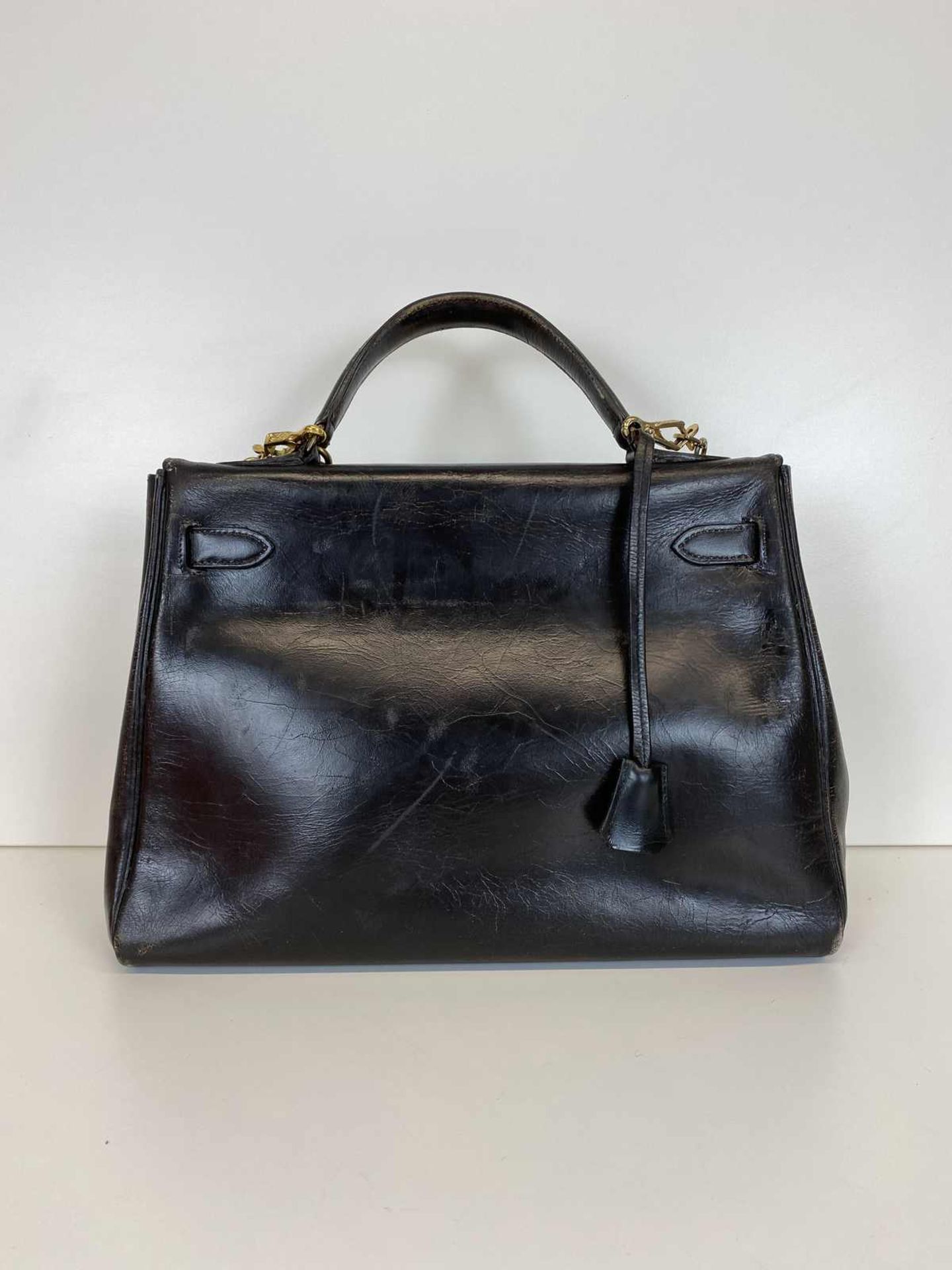 HERMÈS Handtasche Kelly 32, Bandouliere in dunkelbraunem Leder, ein Liebhaberstück. Sehr schönes - Bild 4 aus 5