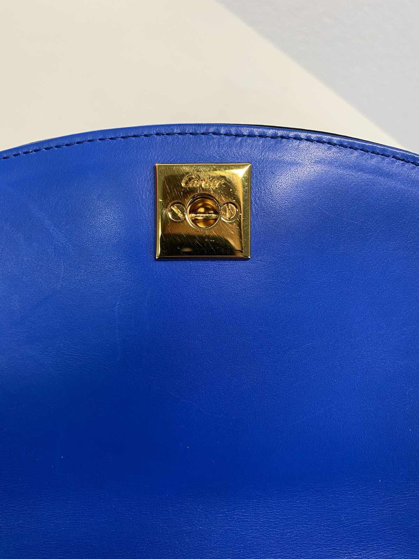 CARTIER Handtasche Modell Panthère, schöne Schultertasche in feinstem, schwarzem Leder mit blauem - Bild 7 aus 11