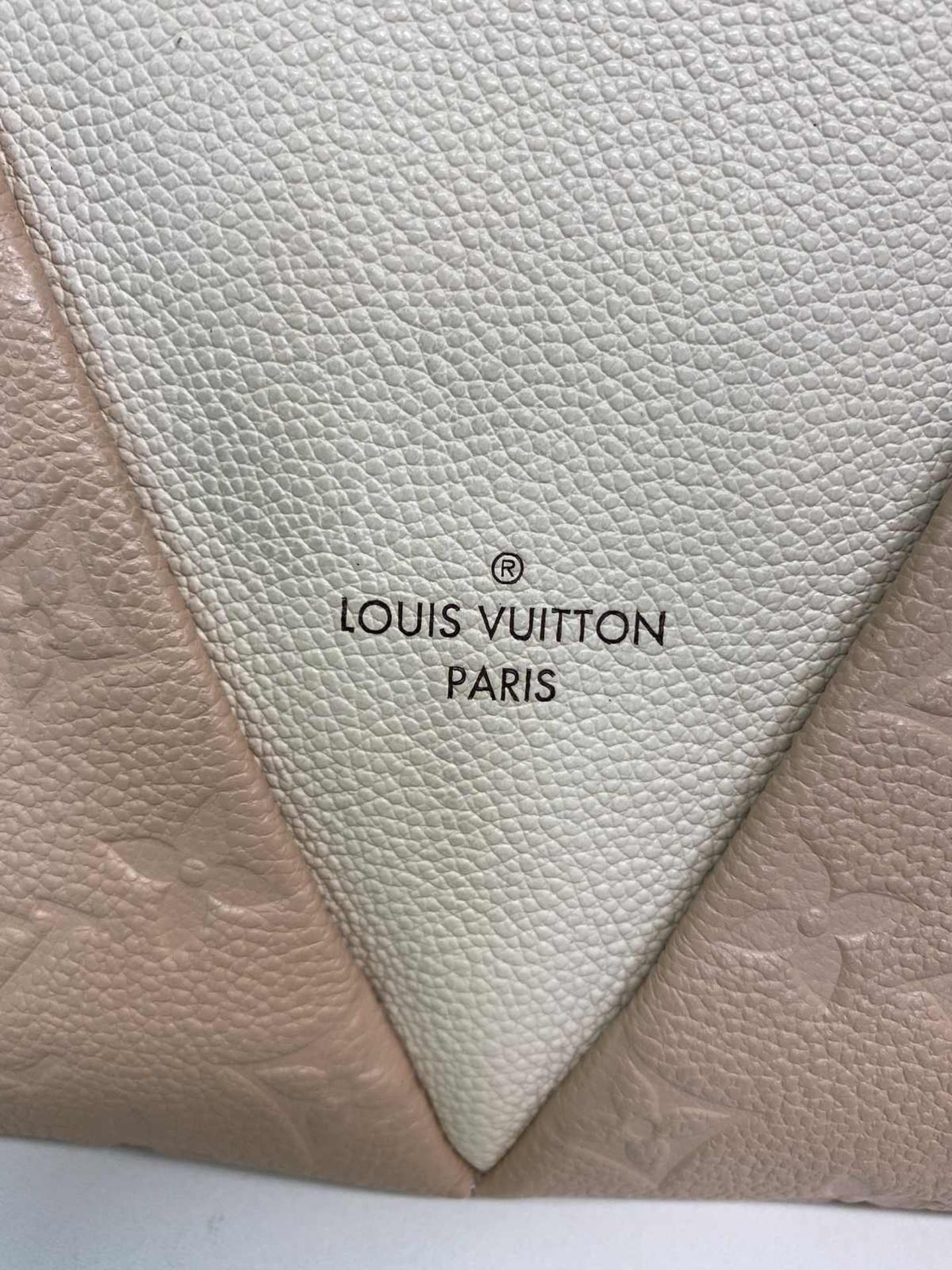 (*) LOUIS VUITTON Handtasche Louis Vuitton Tote Bag, Leder in creme beige mit Monogram Prägung. - Bild 7 aus 7