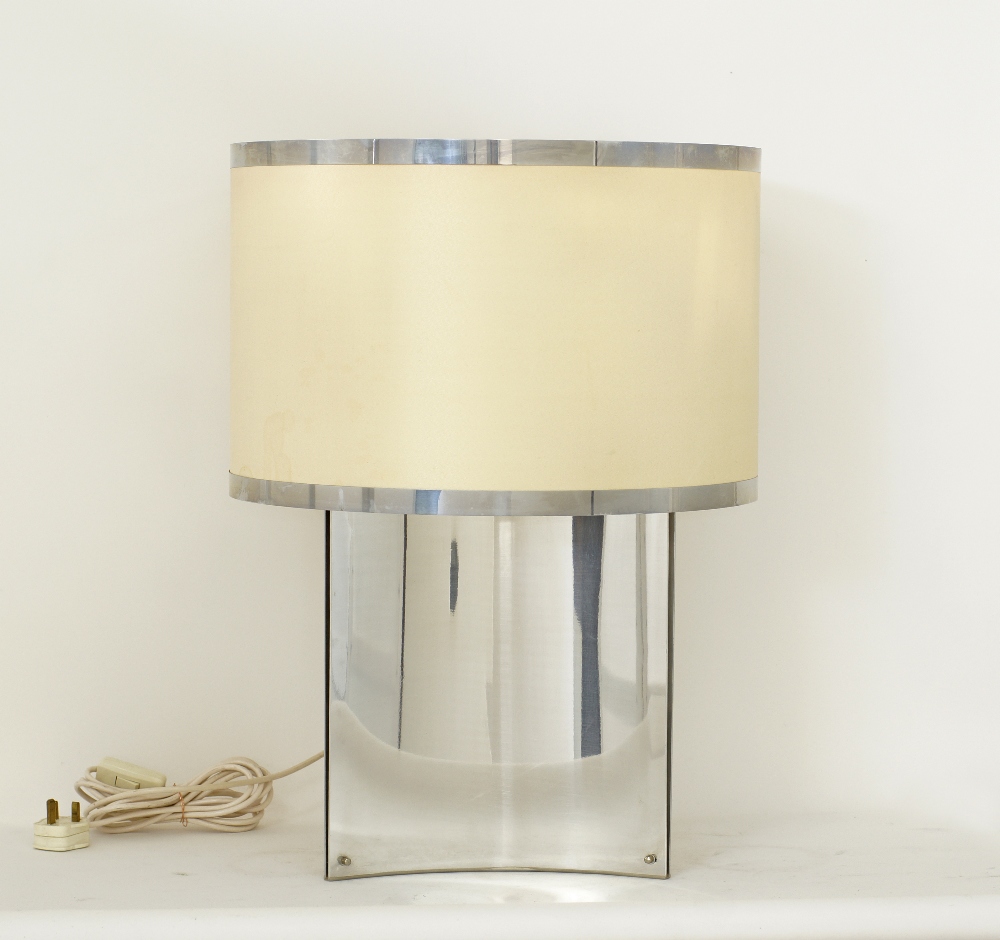A modern three sided mirror like, metal table lamp - Bild 2 aus 3