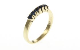 Ring 585/- 2.20 gr. Gelbgold mit Saphiren. Ringgroesse 50