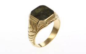 Ring 585/- 9.85 gr. Gelbgold mit Turmalin graviert. Ringgroesse 57