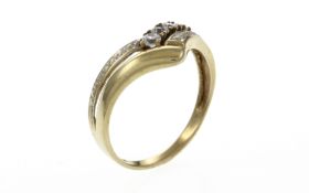 Ring 333/- 1.94 gr. Gelbgold mit Zirkonia. Ringgroesse 59