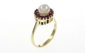 Ring 585/- 3.35 gr. Gelbgold mit Rubinen und Perle Ringgroesse 53