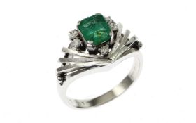 Ring 5.81g 730/- Platin mit 6 Diamanten zus. ca. 0.18 ct. und Smaragd. Ringgroesse ca. 48