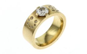 Ring 18.41g 750/- Gelbgold mit Diamant 1.01 ct. und 15 Diamanten zus. ca. 0.09 ct.. Ringgroesse ca. 