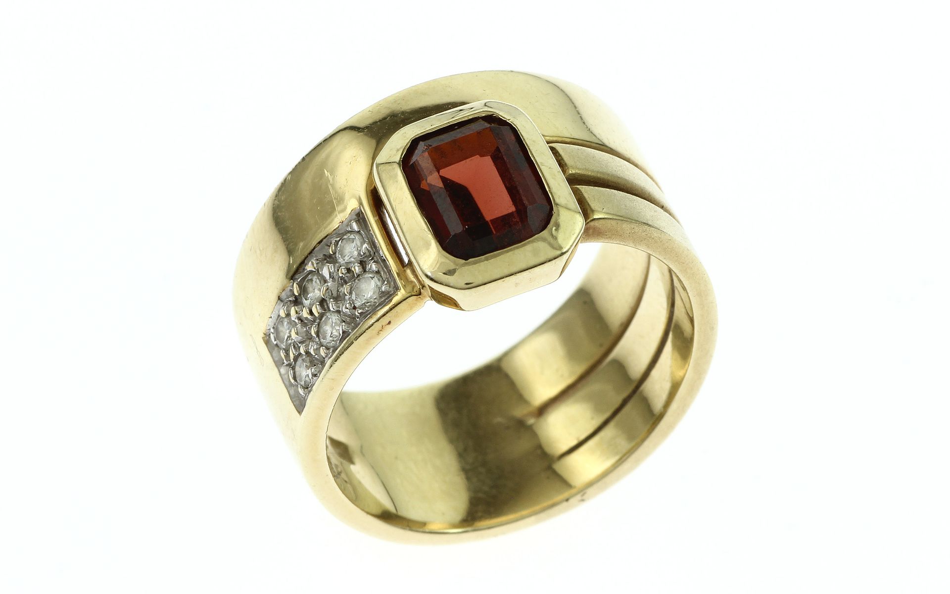 Ring 11.17g 585/- Gelbgold mit 6 Diamanten zus. ca. 0.18 ct. G/vs und Granat. Ringgroesse ca. 56