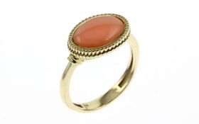 Ring 4.7g 585/- Gelbgold mit Koralle. Ringgroesse ca. 58