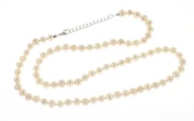 Perlenkette mit Verschluss 925/- Silber. Laenge ca. 67 cm
