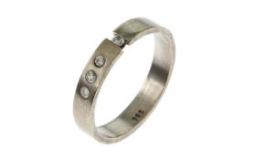 Ring 3.86g 585/- Weissgold mit 4 Diamanten zus. ca. 0.12 ct. Ringgroesse ca. 55