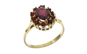 Ring 2.56g 333/- Gelbgold mit Granat. Ringgroesse ca. 57