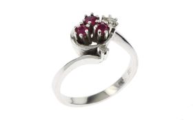 Ring 4.24g 585/- Weissgold mit 2 Diamanten ca. 0.04 ct. und Rubinen. Ringgroesse 55