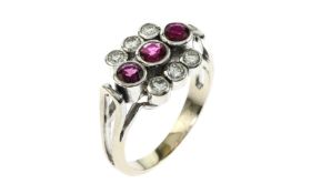 Ring 4.73g 585/- Weissgold mit 6 Diamanten zus. ca. 0.30 ct. und Rubinen. Ringgroesse ca. 53