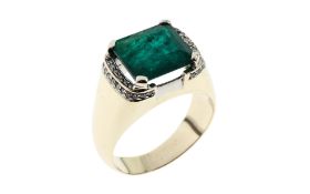Ring 10.33g 750/- Weissgold mit 36 Diamanten zus. ca. 0.36 ct. H/pi und Smaragd. Ringgroesse ca. 57