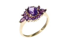 Ring 2.32g 333/- Gelbgold mit Amethysten. Ringgroesse ca. 57