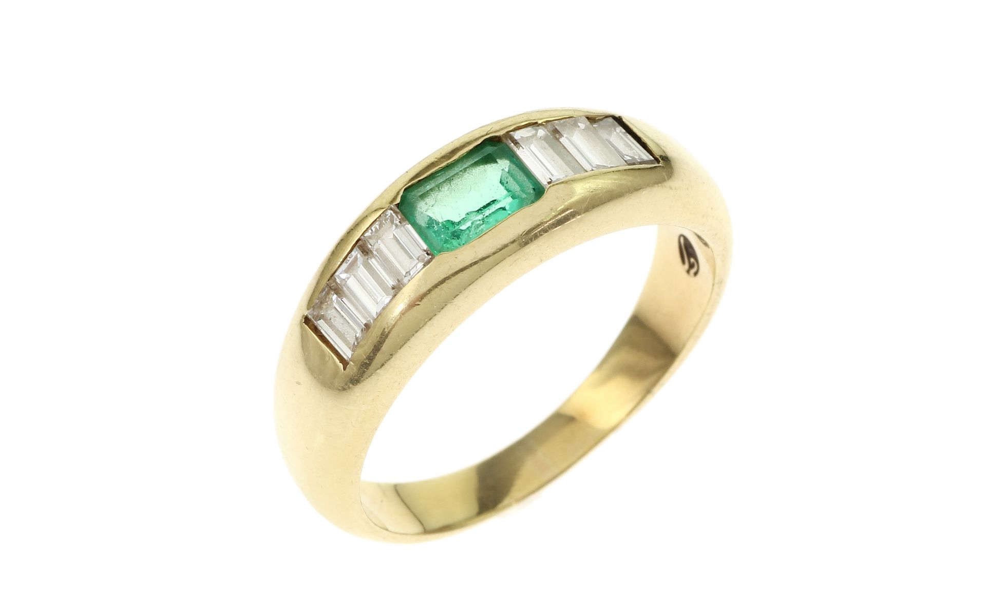 Ring 5.89g 750/- Gelbgold mit 6 Diamanten zus. ca. 0.60 ct. und Smaragd. Ringgroesse ca. 58
