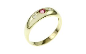 Ring 3.76g 585/- Gelbgold mit 2 Diamanten zus. ca. 0.10 ct. und Rubin. Ringgroesse ca. 58