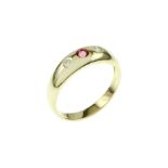 Ring 3.76g 585/- Gelbgold mit 2 Diamanten zus. ca. 0.10 ct. und Rubin. Ringgroesse ca. 58