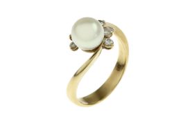 Ring 3.57 gr. 585/- Gelbgold mit Diamanten ca. 0.30 ct und Perle Ringgroesse 54