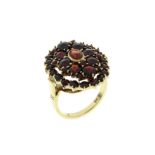 Ring 8.74g 333/- Gelbgold mit Granaten. Ringgroesse ca. 60