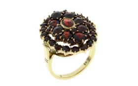 Ring 8.74g 333/- Gelbgold mit Granaten. Ringgroesse ca. 60