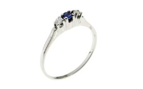 Ring 1.77g 585/- Weissgold mit 2 Diamanten zus. ca. 0.10 ct. F/si und Saphir. Ringgroesse ca. 58