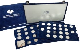 Set "Die offizielle Gedenkmuenze der Bundesrepublik Deutschland" 37 Silbermuenzen "10 Mark" ca. 575.