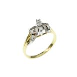 Ring 2.93g 585/- Gelbgold und Weissgold mit 3 Diamanten zus. ca. 0.13 ct. G/si-pi. Ringgroesse ca. 5