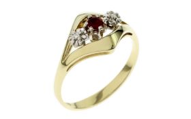 Ring 2.88g 585/- Gelbgold und Weissgold mit 2 Diamanten zus. ca. 0.03 ct. G/si und Rubin. Ringgroess