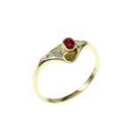 Ring 2.74g 585/- Gelbgold mit 5 Diamanten zus. ca. 0.05 ct. und Rubin. Ringgroesse ca. 63