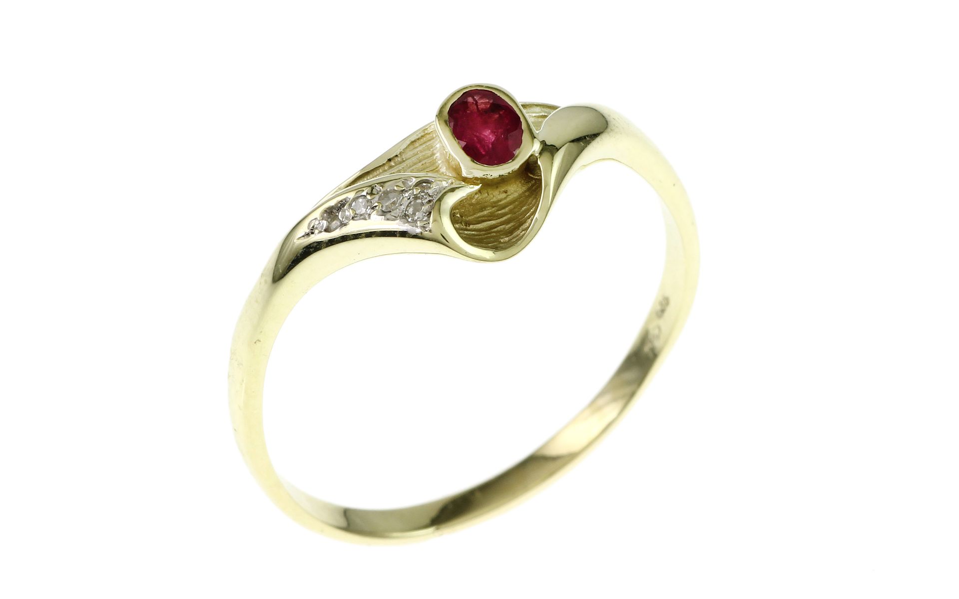 Ring 2.74g 585/- Gelbgold mit 5 Diamanten zus. ca. 0.05 ct. und Rubin. Ringgroesse ca. 63